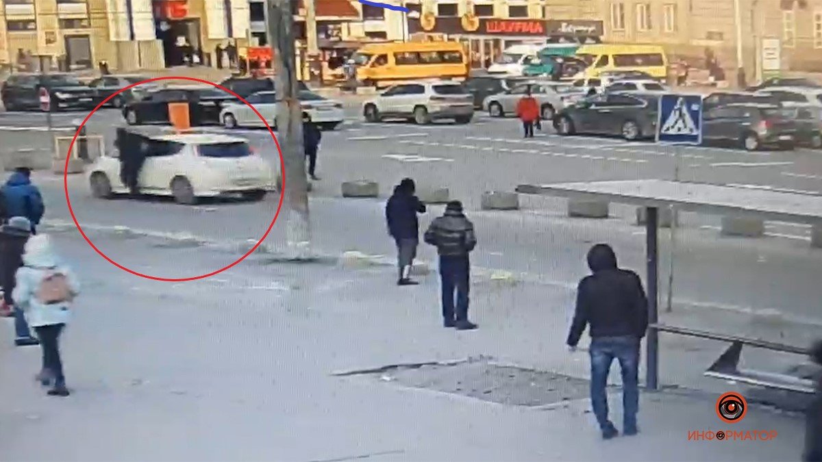 В Днепре водитель Nissan зажал стеклом руку полицейского и уехал, потянув его за собой: видео момента