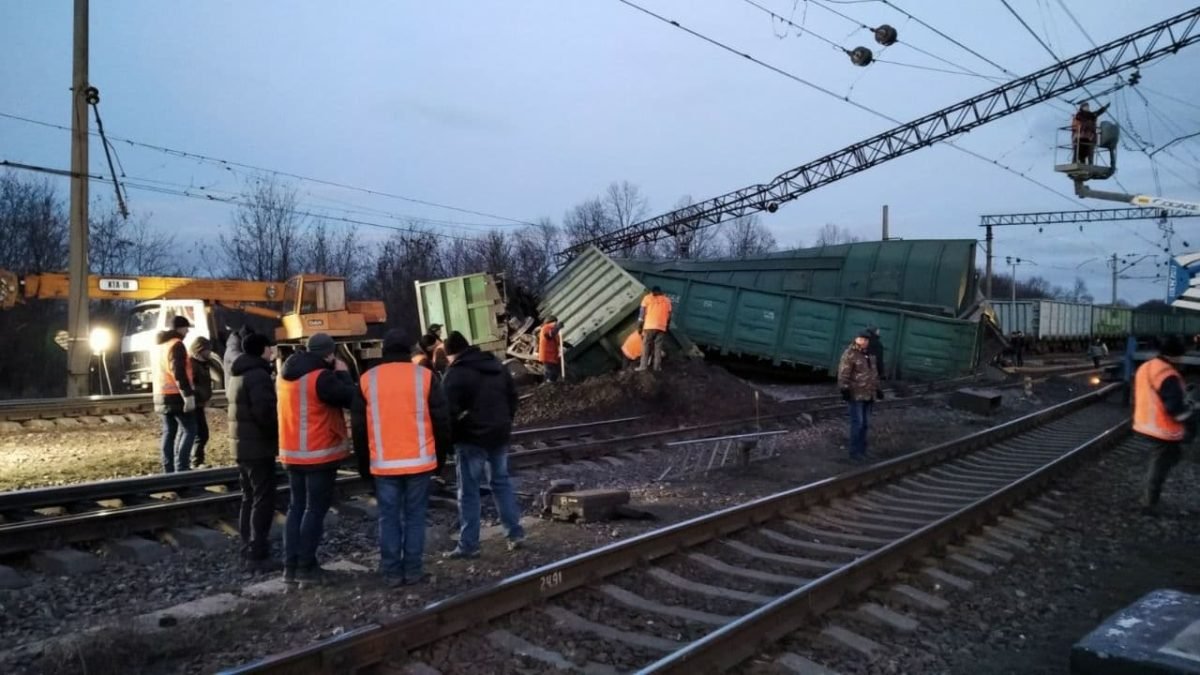 Под Днепром грузовой поезд сошел с рельсов: движение постепенно восстанавливается