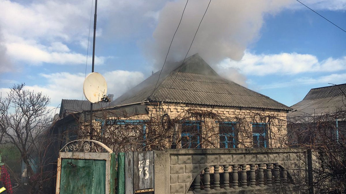 В Днепропетровской области горел дом: спасатели вывели из пожара мужчину