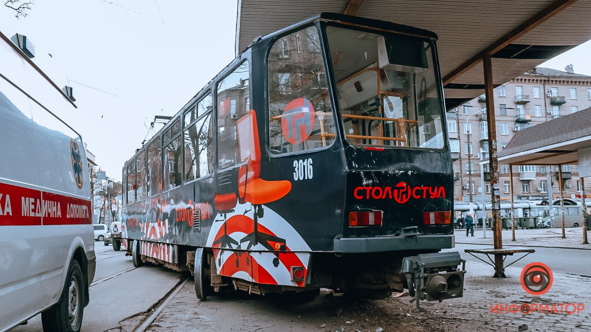 В Днепре на Старомостовой трамвай сошел с рельсов, задел женщину и снес остановку