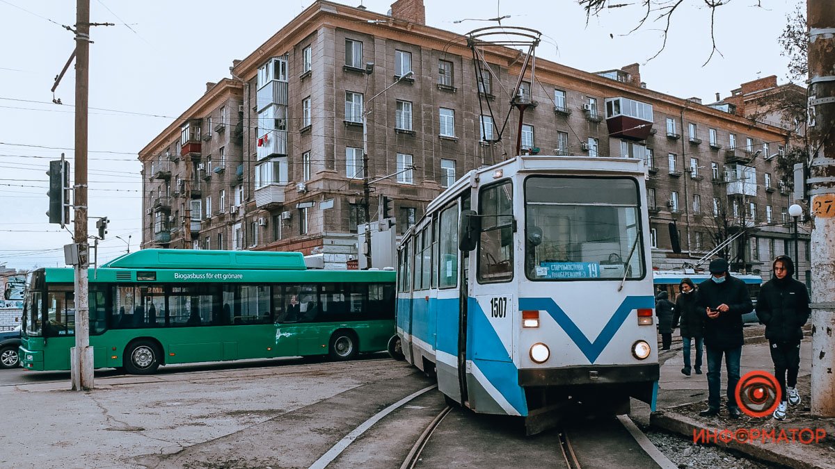 В Днепре на Яворницкого трамвай сошел с рельсов и задел автобус