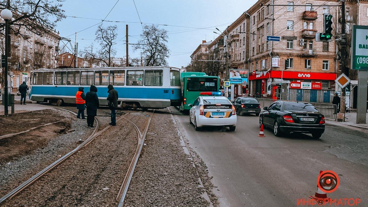 В Днепре на Яворницкого трамвай сошел с рельсов и задел автобус: видео момента