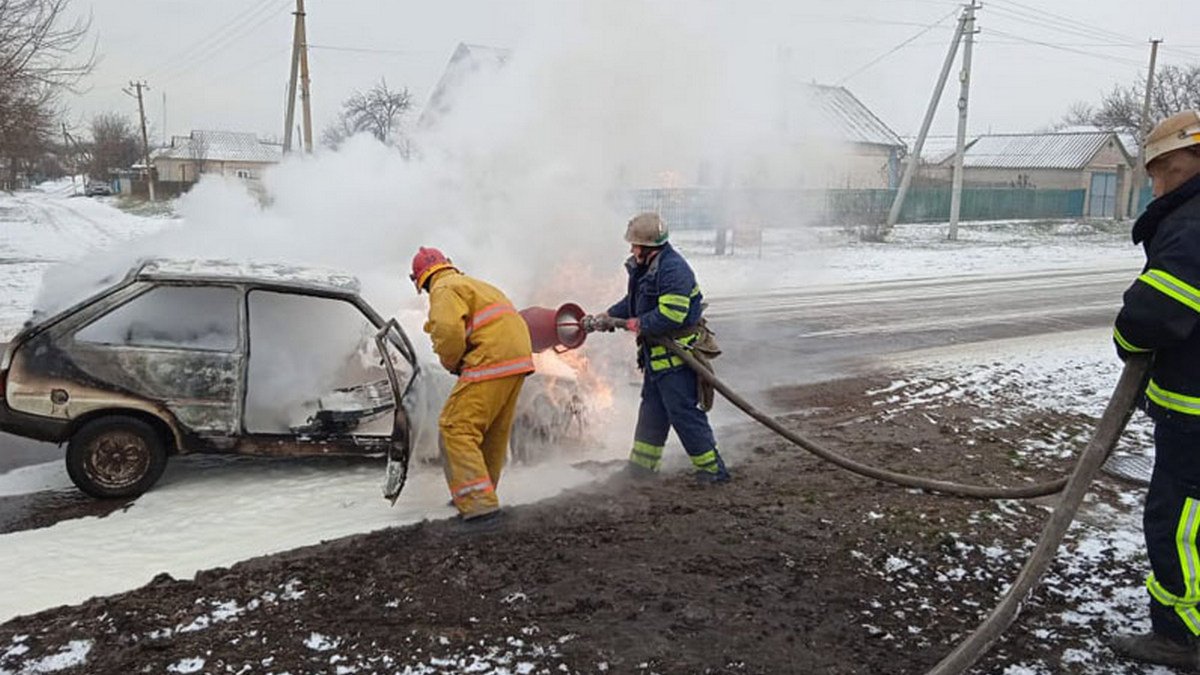 В Днепропетровской области загорелся ЗАЗ - люди выбегали из горящего авто