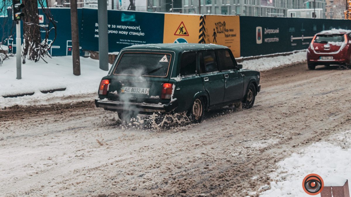Каша из грязи и снега, пробки и аварии: что происходит на дорогах в Днепре и куда не стоит ехать