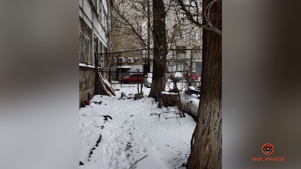 В Днепре возле детской больницы на Владимира Антоновича умер мужчина