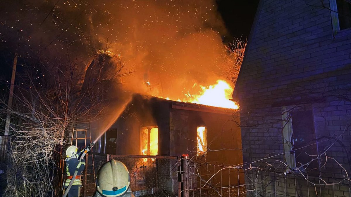 Под Днепром у семьи с ребенком сгорел дом: нужна помощь
