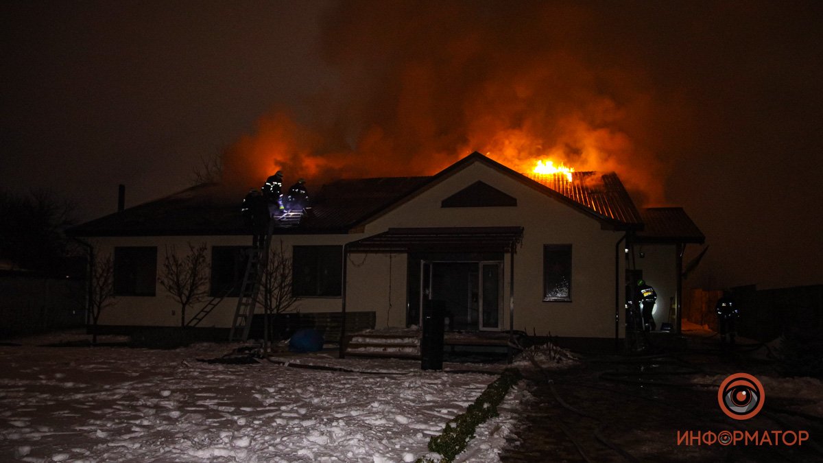 В Днепре на Трансформаторной горит частный дом: спасатели борются с огнем больше двух часов