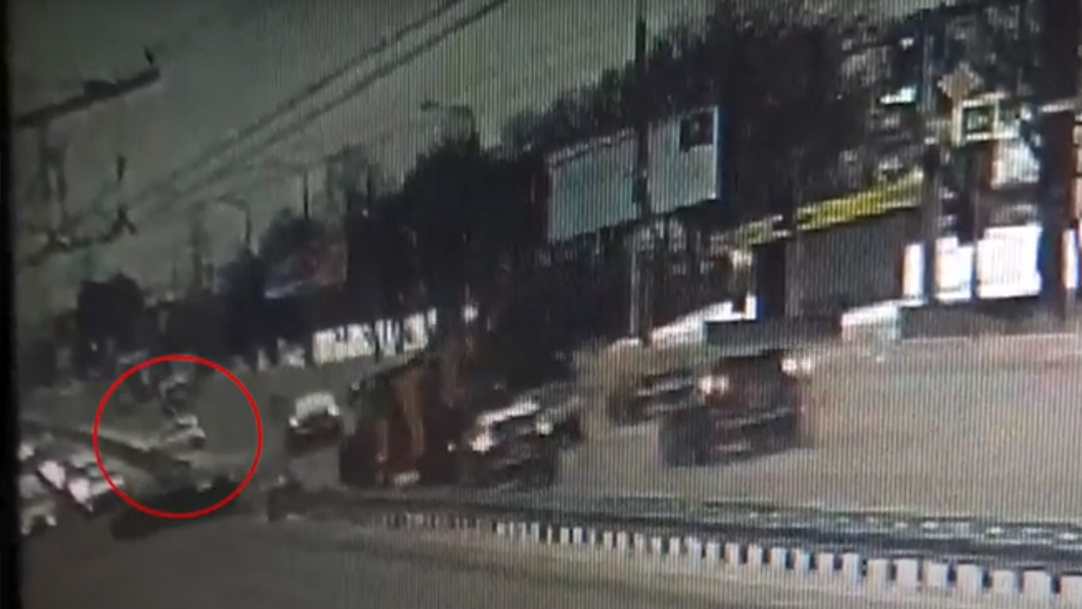В Днепре на Набережной Заводской Peugeot врезался в ограждение: видео момента аварии