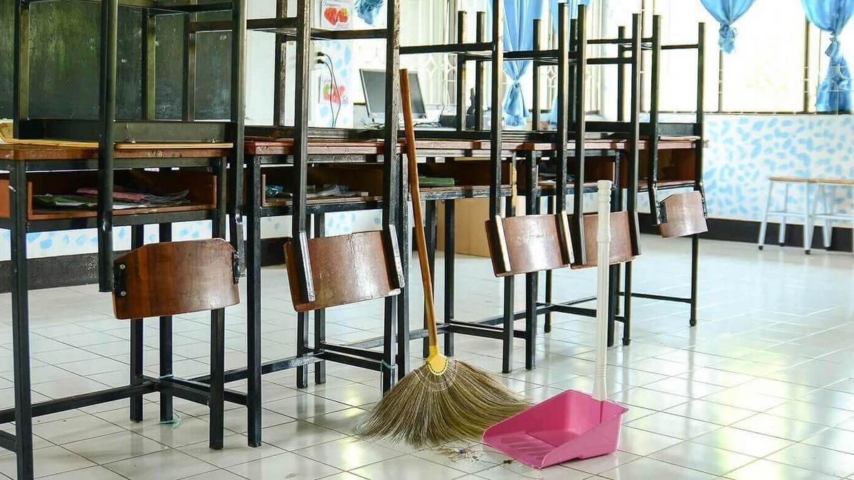 Кто должен убирать и платить за моющее в школах Днепра
