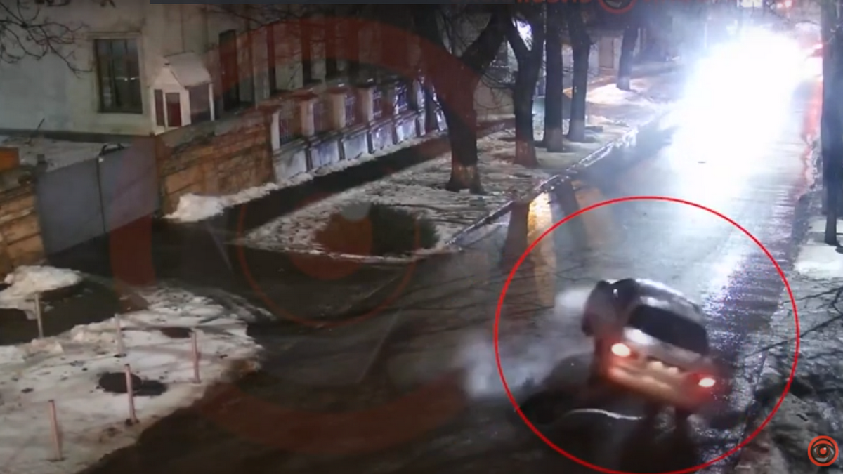 В Днепре на Крутогорном спуске Daewoo попал в яму: видео момента