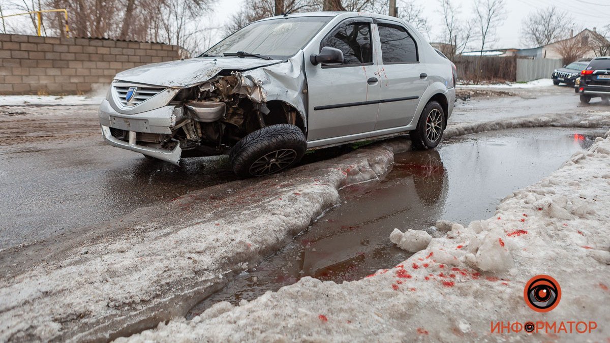 В Днепре на Широкой столкнулись Dacia и Mercedes: пострадал мужчина, движение затруднено