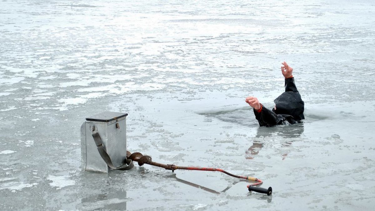 В Днепропетровской области рыбак провалился под лед: его пытался спасти прохожий