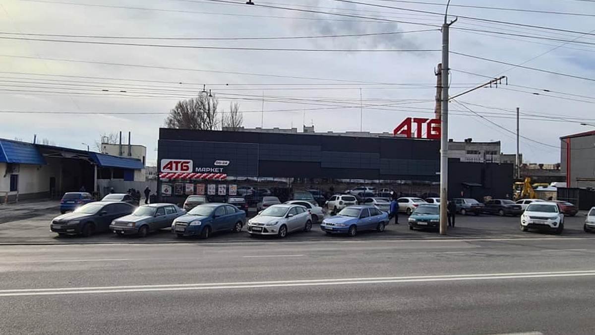 АТБ прокомментировали ситуацию со стихийной парковкой возле магазина на Калиновой