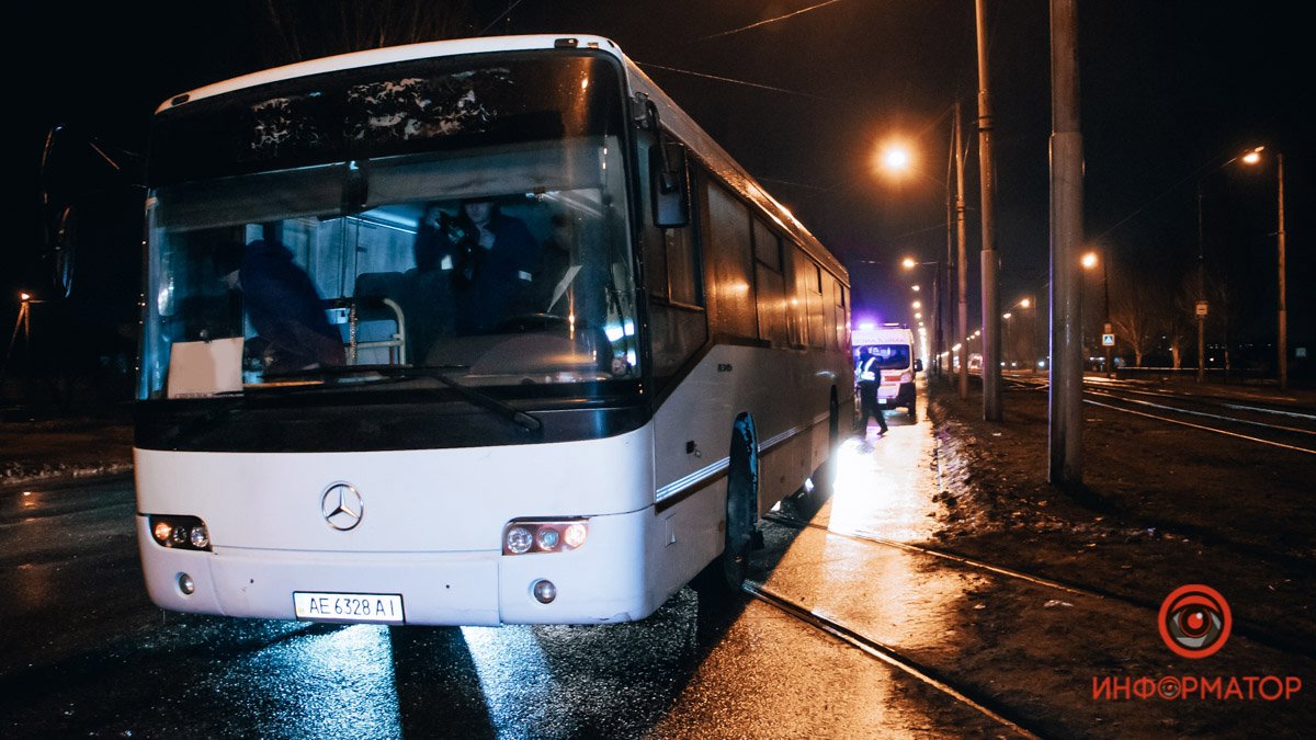 В Днепре на Донецком Шоссе мужчина упал под колеса автобуса