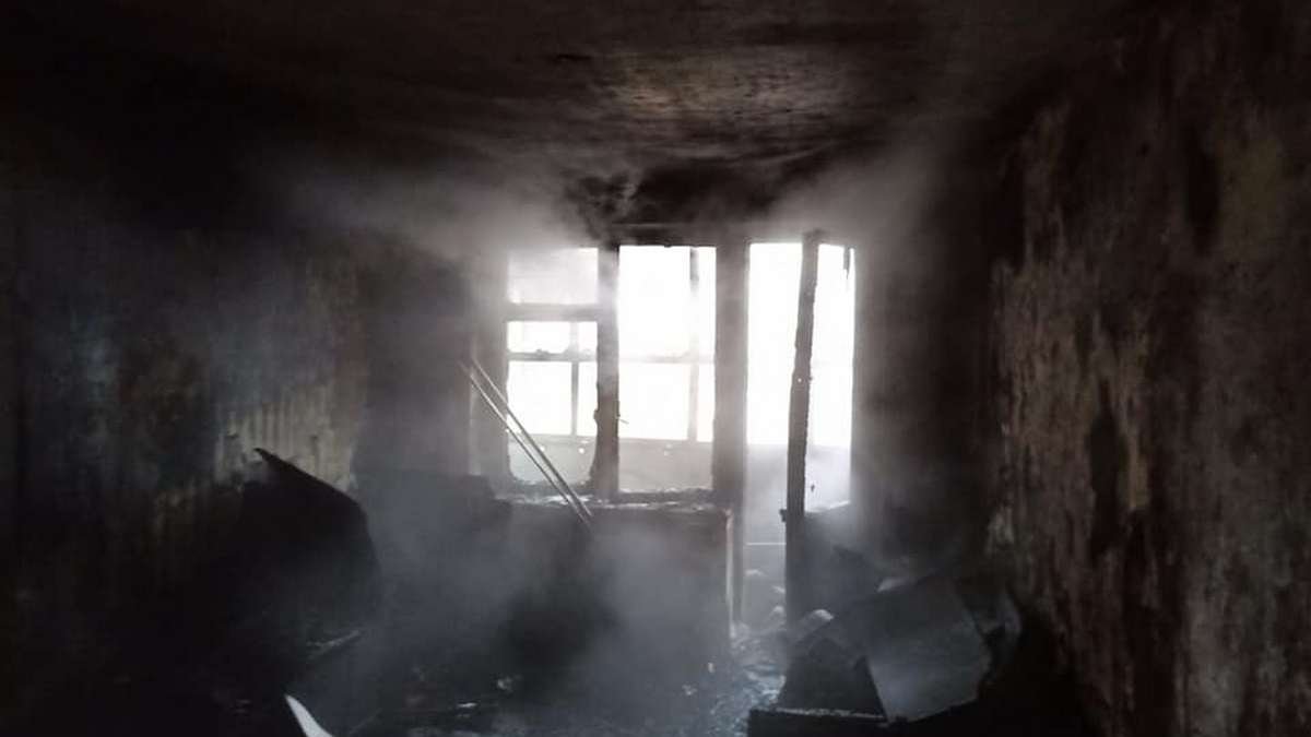 В Днепре на Калиновой горела квартира: пожарные спасли троих человек