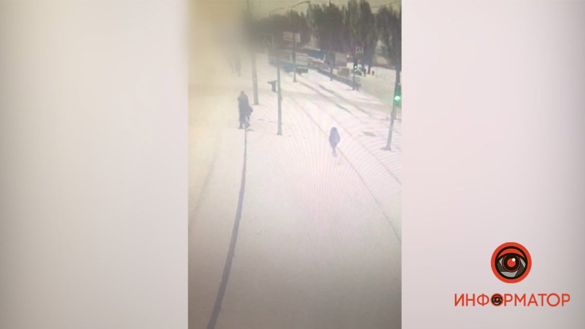 В Днепре на Донецком Шоссе трамвай сошел с рельсов: видео момента