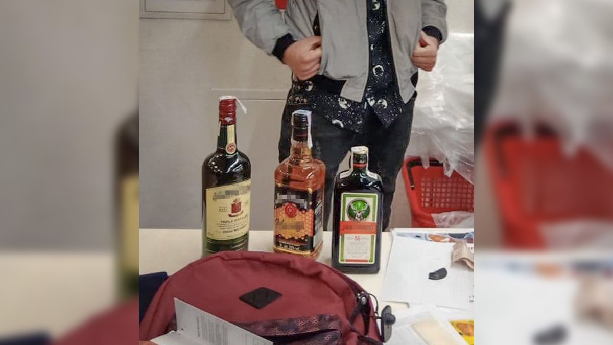 В Днепре парень пытался украсть из "Ашана" две бутылки виски и ликер