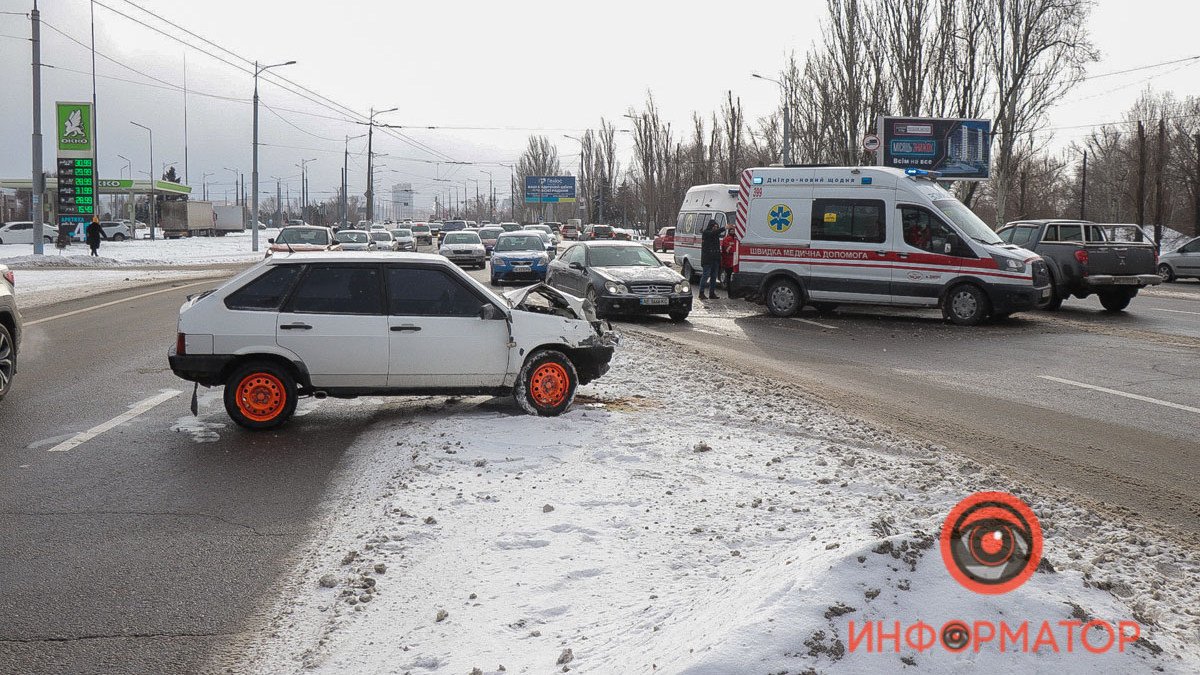 В Днепре на Слобожанском проспекте столкнулись два ВАЗа: появилось видео