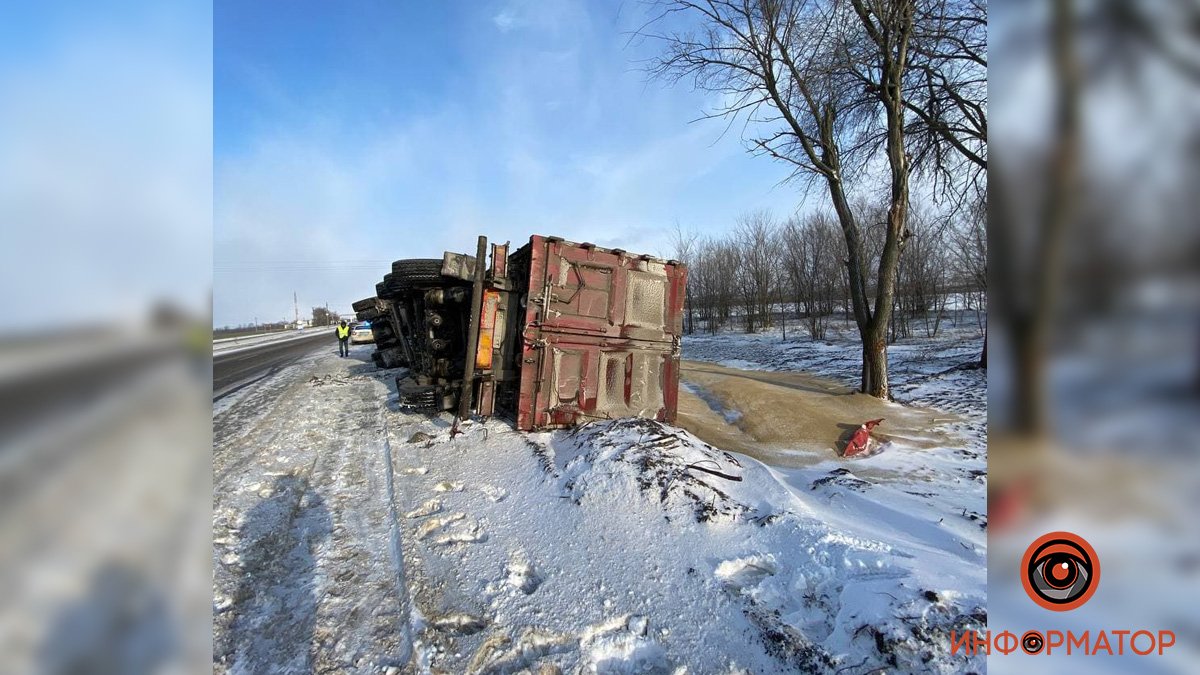 На трассе под Днепром перевернулся грузовик: зерно высыпалось на обочину