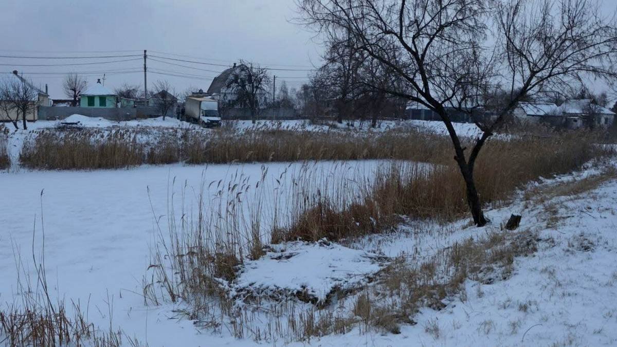 В Днепре возле озера в районе улицы Рабкоровской нашли примерзший к земле труп мужчины