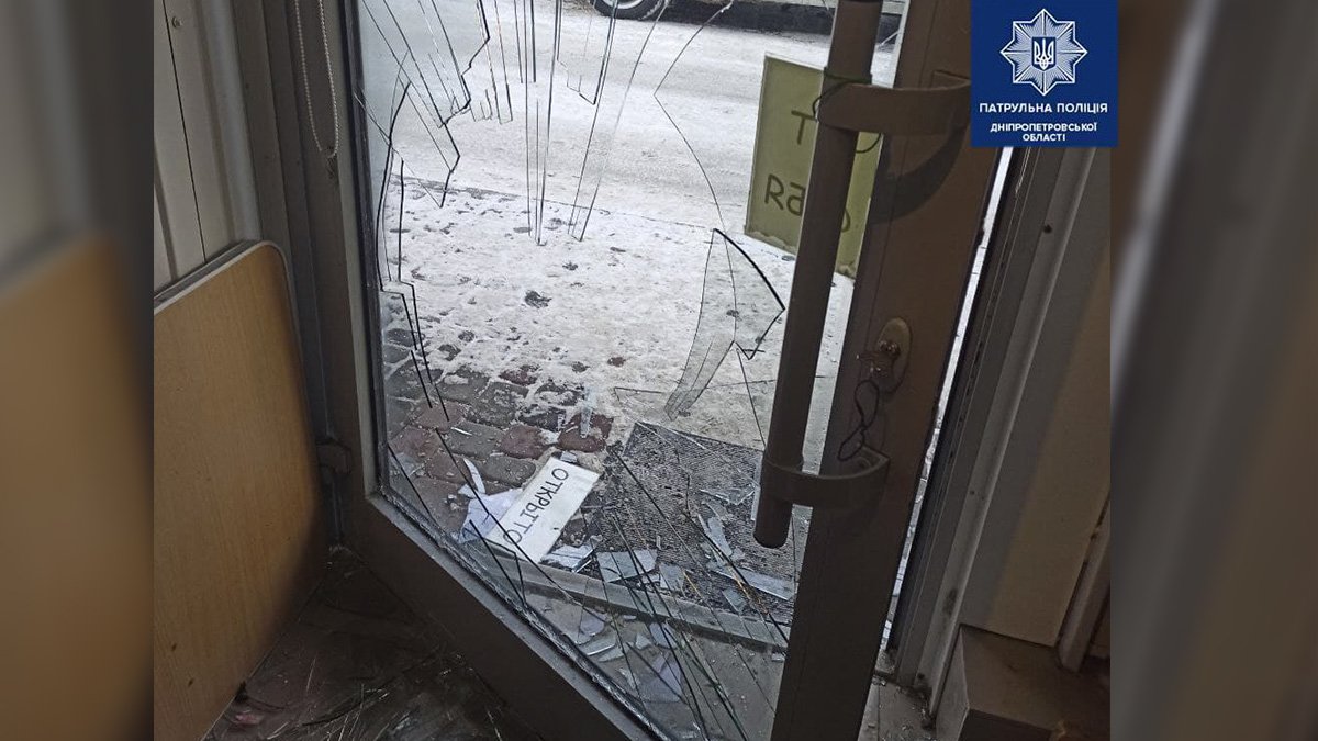 В Днепре в День Святого Валентина мужчина разбил витрину цветочного магазина