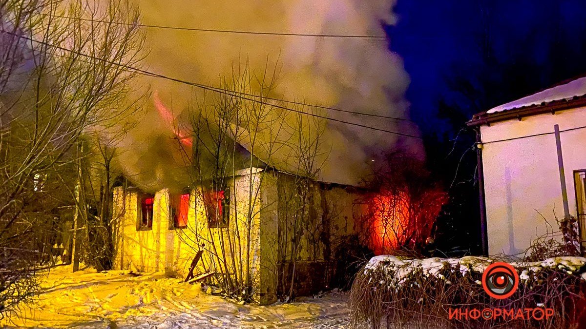 В Днепре на Троицкой горел заброшенный дом