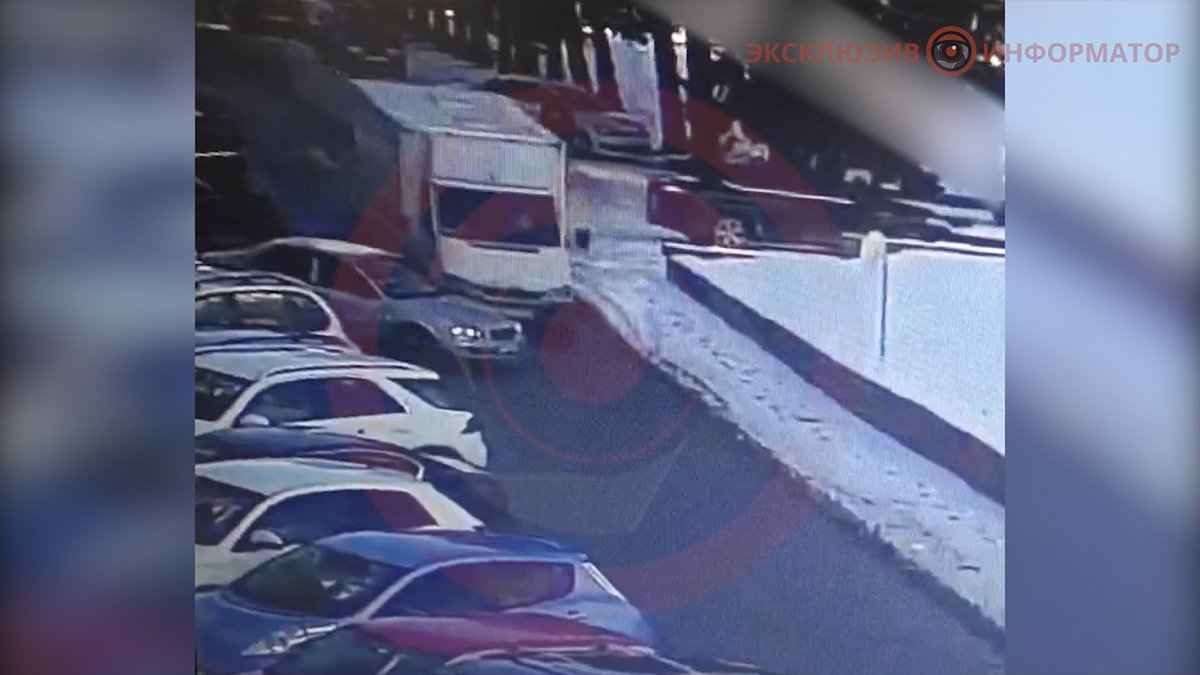 В Днепре на Яворницкого столкнулись Mercedes, Toyota и Hyundai: видео момента