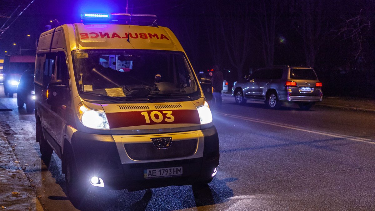 В Днепре SEAT сбил пешехода: мужчина умер в больнице