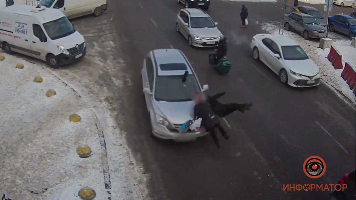 Что бывает, когда пешеходы считают себя бессмертными: видео момента аварии в центре Днепра
