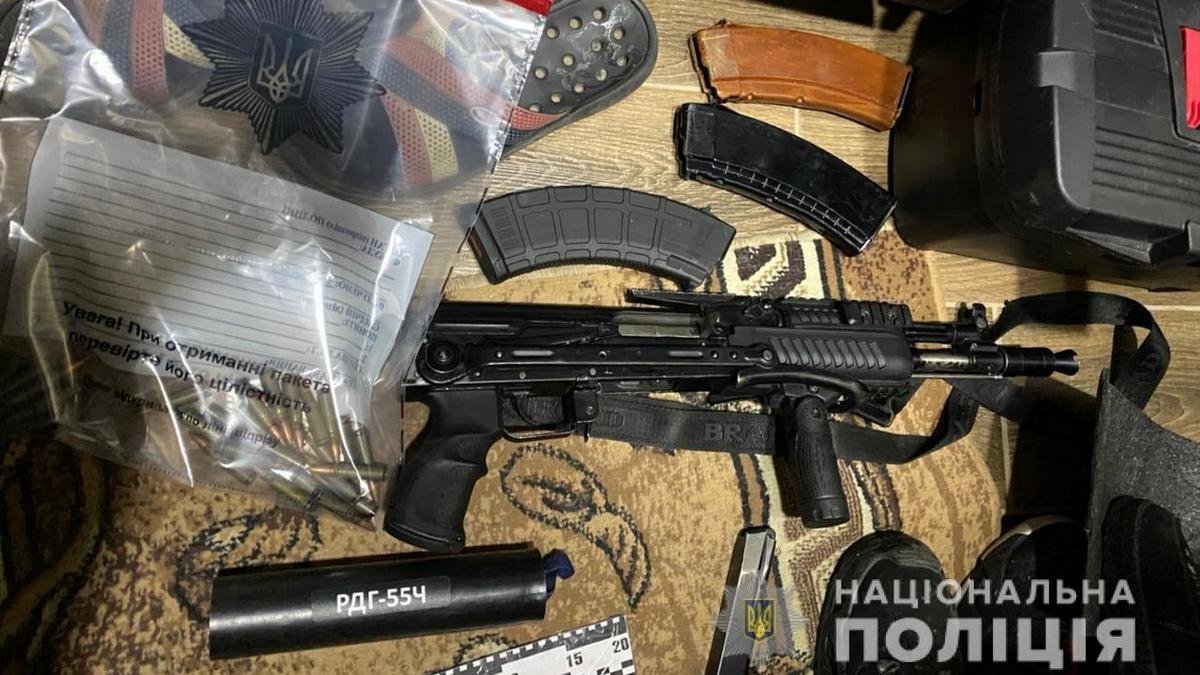 Мужчина из Днепра хранил дома автомат, пистолет и боеприпасы
