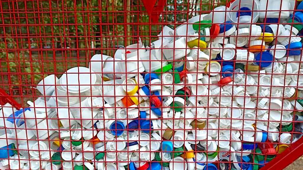 В Днепре установят металлические инсталляции в форме сердца для сбора пластика в рамках социального проекта "Крышка для малышки"