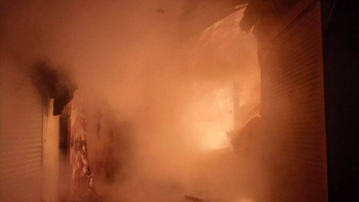 Пожар на Троицком рынке в Днепре: владелец павильона получил ожоги