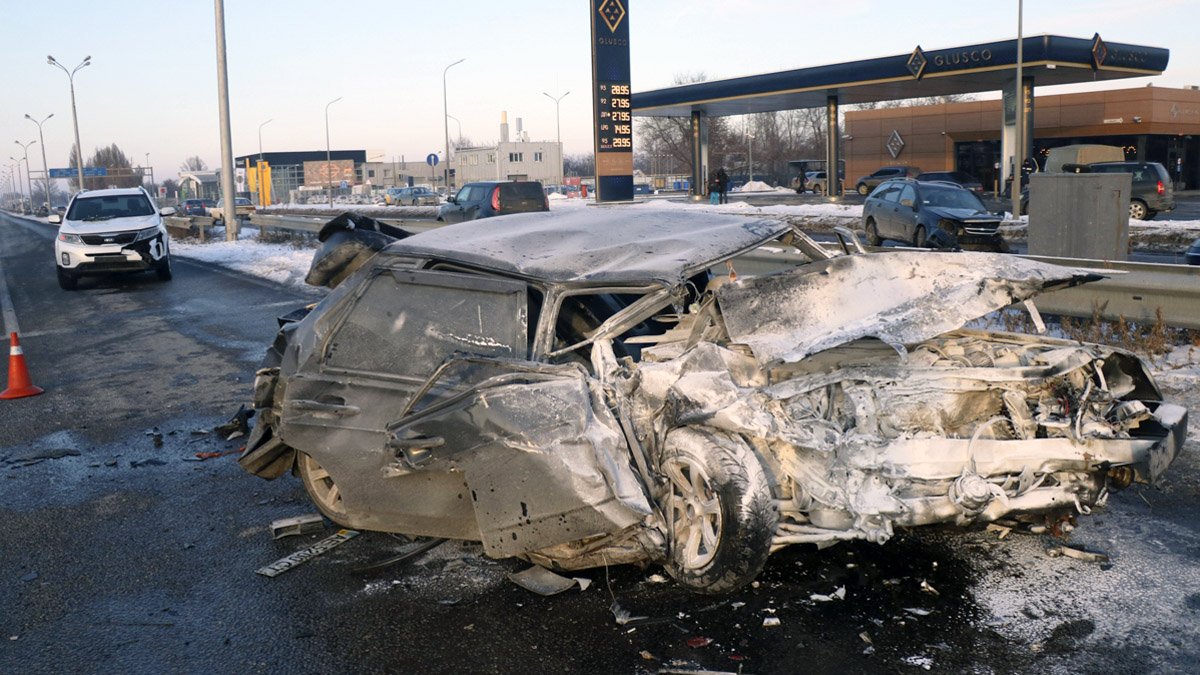 На выезде из Днепра серьезная авария с ВАЗ, KIA и Chevrolet: пострадали двое мужчин