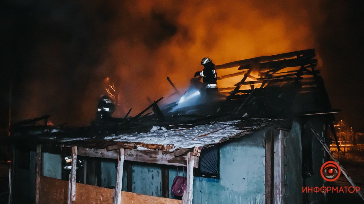 В Днепре на Моторной горел частный дом: внутри находились 5 детей
