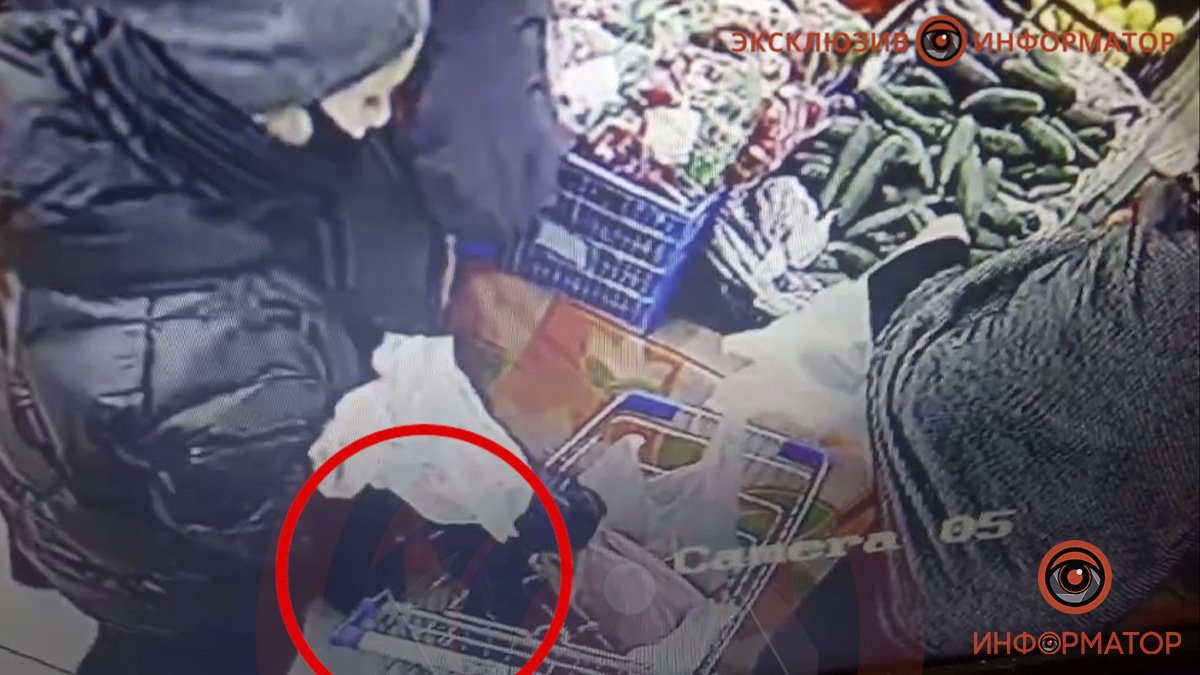 В Днепре в Varus женщина вытащила кошелек из сумки покупательницы и попала на видео