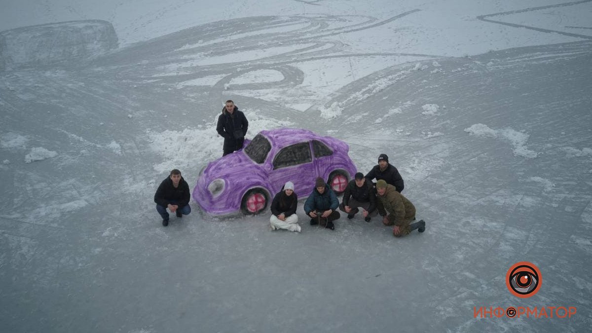 От создателей "Приуса" и бандитского "Гелика": в Днепре на реке Самара появился Volkswagen из снега