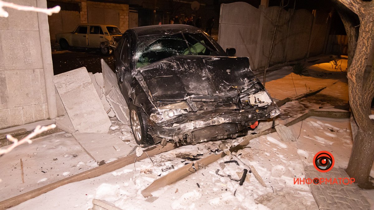 В Днепре на Алмазной Skoda врезалась в ВАЗ и протаранила забор дома: водитель сбежал