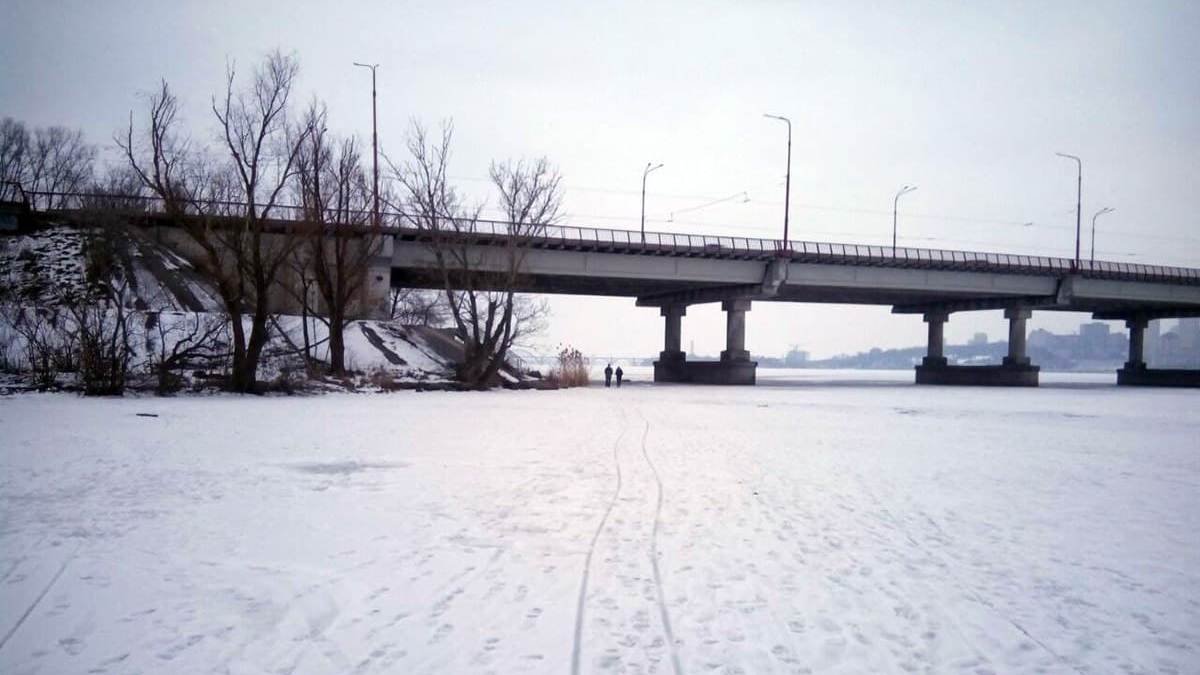 В Днепре дети гуляли по льду под Новым мостом
