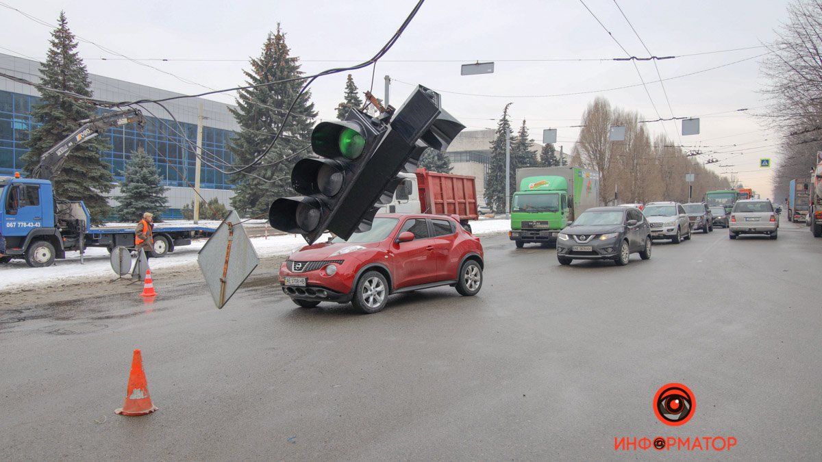 В Днепре напротив "Метеора" на Макарова светофор повис над дорогой