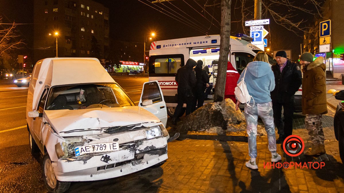 В Днепре на Слобожанском проспекте ЗАЗ чуть не сбил пешеходов и врезался в KIA: появилось видео