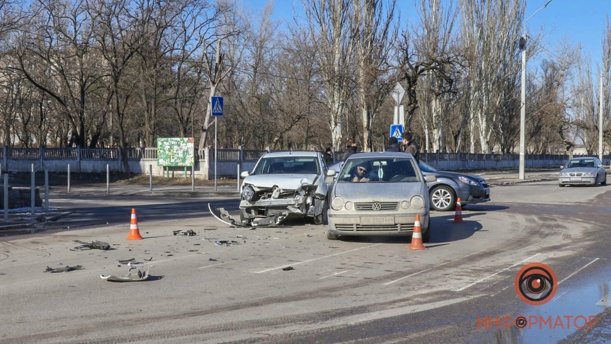 В Днепре на Калнышевского столкнулись Renault и Volkswagen: пострадала женщина
