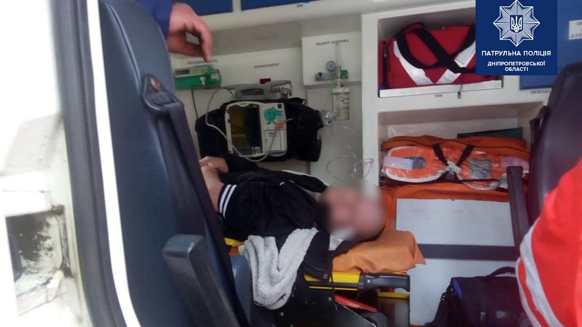 В Днепре возле детского сада полицейский откачивал мужчину без дыхания