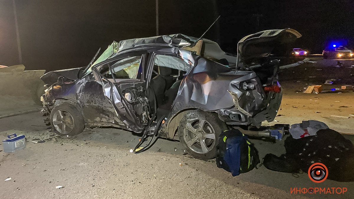 На трассе Днепр-Кривой Рог Mazda влетела в стелу заправки: погиб 32-летний мужчина