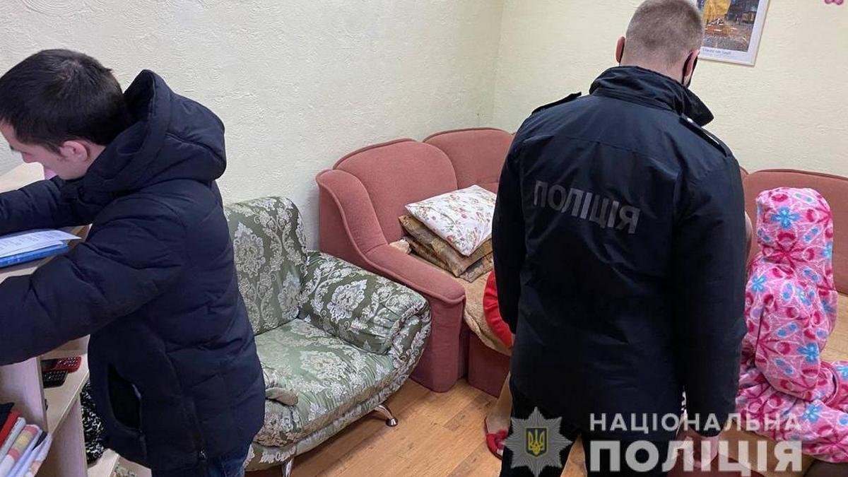 Три женщины арендовали квартиру в центре Днепра и устроили в ней бордель