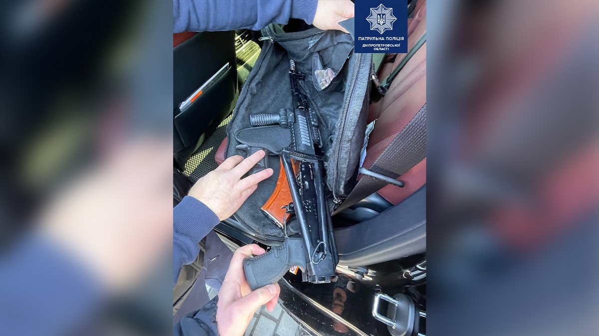 В Днепре на Нижнеднепровской у мужчины в машине нашли оружие