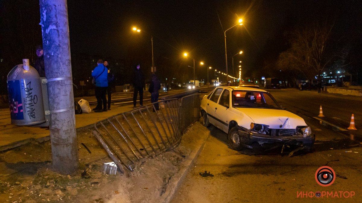 На Донецком шоссе водитель Opel влетел в столб и бросил машину: мужчину поймали полицейские