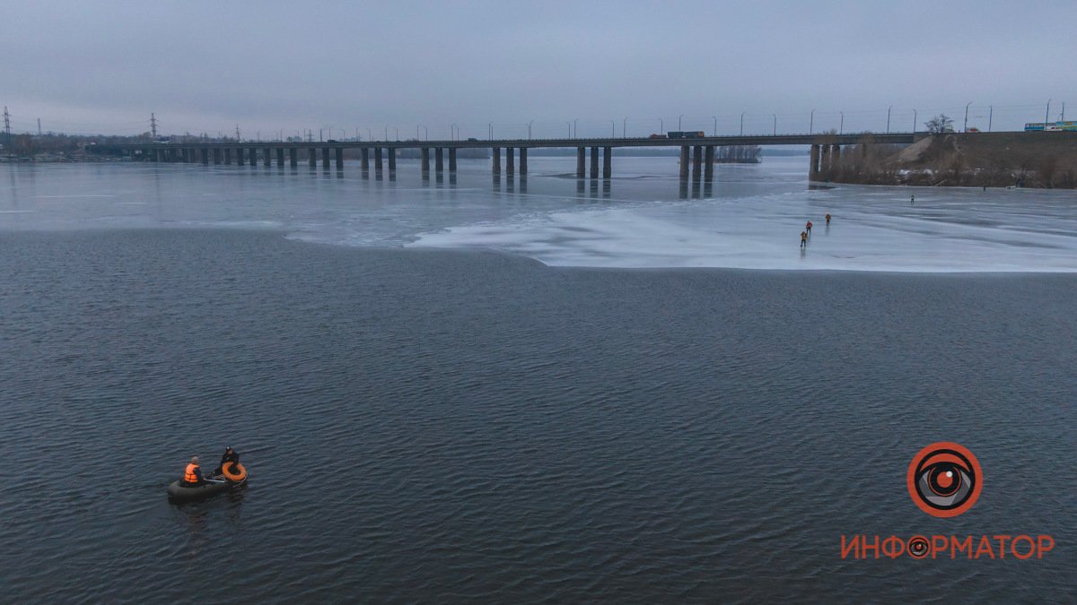 В Днепре под Кайдакским мостом откололась льдина с 6 рыбаками: их унесло течением на пару километров