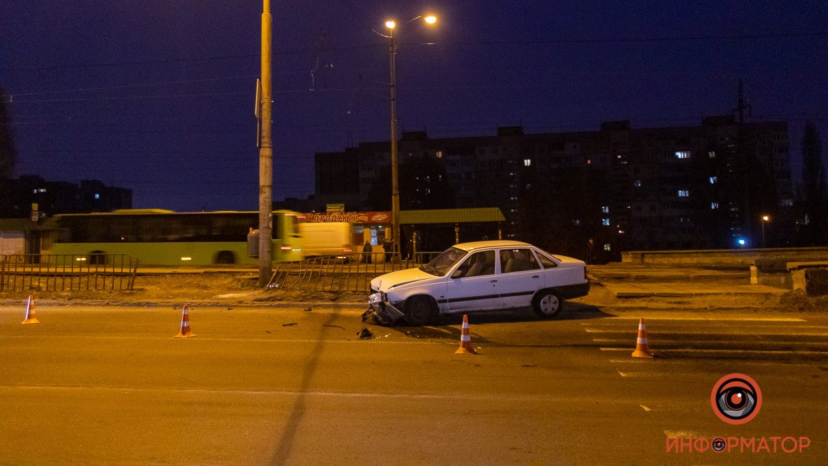 В Днепре на Донецком шоссе Opel влетел в столб: видео момента аварии
