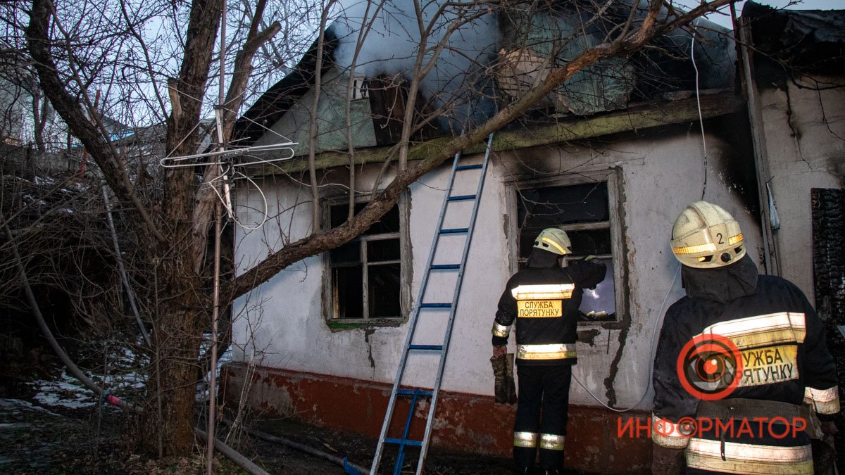 В Днепре в частном секторе горел жилой дом: мужчину с ожогами увезла скорая