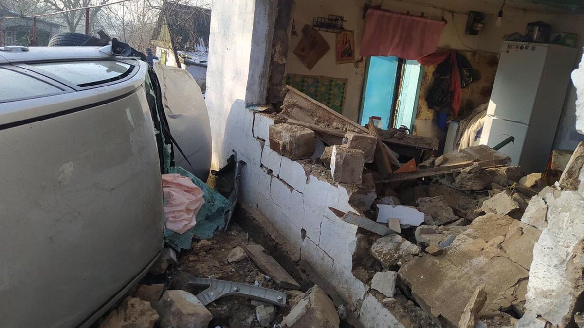 Недалеко от Днепра Nissan слетел с дороги и врезался в дом: 5 пострадавших, среди них дети